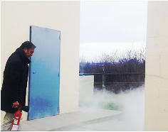 MANIPULATION EXTINCTEURS AVEC FEU - MATERIEL SECURITE INCENDIE - MAINTENANCES - DIAGNOSTICS COPROPRIETE �SIP CONCEPT IMAGES-PHOTOS SOUMISES AUX DROITS D'AUTEUR COPYRIGHT�